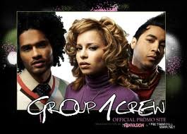 应该是欧美的组合，两男一女，女的主唱，还弹吉他，女的有金黄色头发，一摞一摞的，求这个组合的名字。