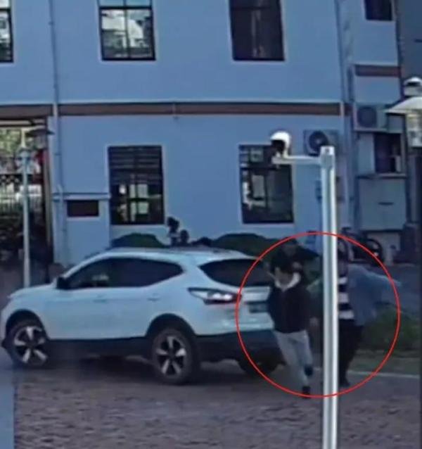 司机把油门当刹车， 5秒撞人两次，交警：负全部责任