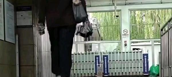重庆地铁雷人字幕?官方回应揭秘真相