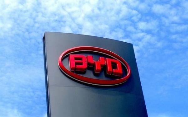 比亚迪顶不住了！股神巴菲特连续10次减持比亚迪股票