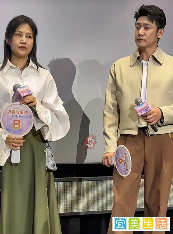 陆毅夫妇亮相路演，47岁鲍蕾面容沧桑，无滤镜截图老太多，发福明显疑飙至150斤！