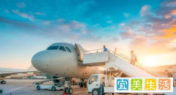 离谱！航班起飞前，男子要求飞机掉头取行李，网友：真泰囧！