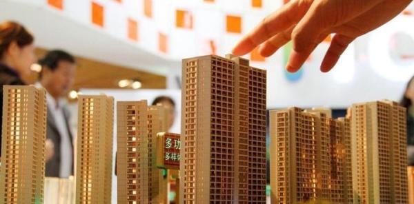 女子买房9年仍未封顶！如今房价涨了4倍，一家人借住亲戚家！