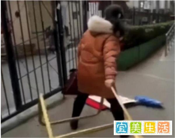 女子大闹防疫卡点 称2亿生意被耽误 这是咋情况？