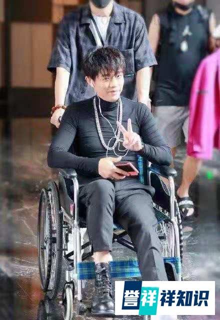 凤凰传奇曾毅坐轮椅,已无法行走,媒体曝光是在内蒙出事
