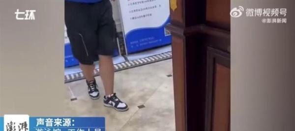 游泳馆男服务员两次进女浴室