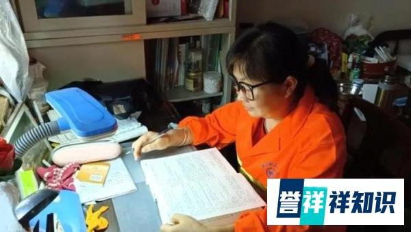 励志!52岁环卫大姐自考大学3年已过6门,同事送“柿子”表祝福!
