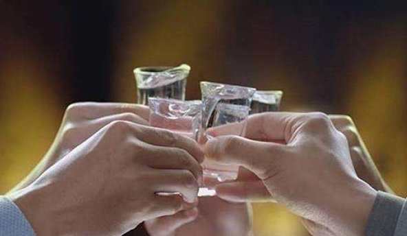 网曝江西一高校职工酒后踹飞女生2米多远,事后下跪求原谅,怎么回事?