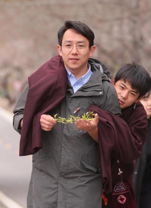 丁真和老板的合照有故事感 这是咋情况？