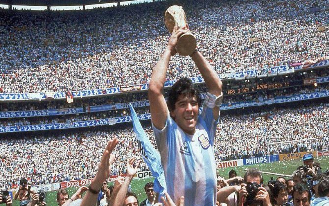 马拉多纳控球究竟有多厉害，为何他被球迷公认为足球史上第一人？