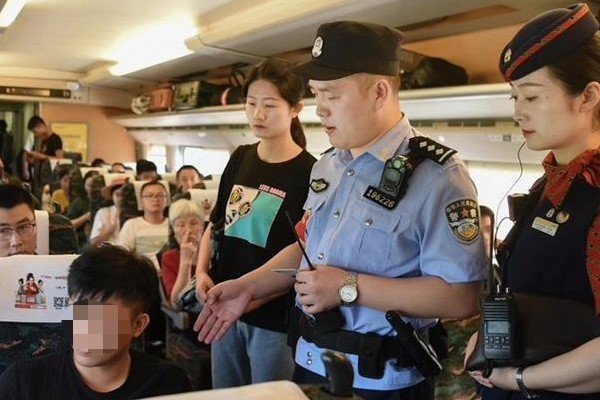 长沙地铁一老人霸座,强行将女子从座位上挤开,他的行为触犯法律吗?
