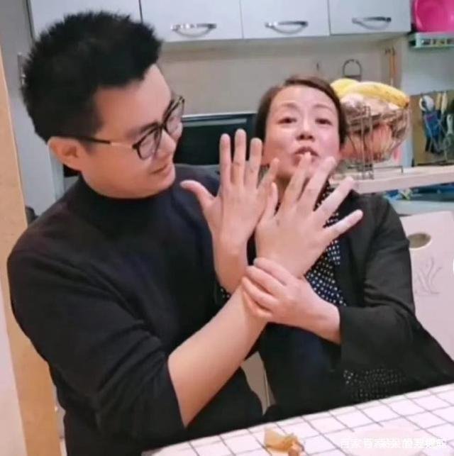 杜新枝邻居早知错换,郭威从小被排斥,爷爷奶奶不认他不让进门,你怎么看?