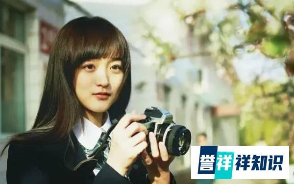 演员何泓姗吴希泽恋情曝光？被拍十指紧扣甜蜜同游，疑因戏生情