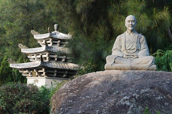 历史上，弘一法师去世时为何写道“悲喜交集”？