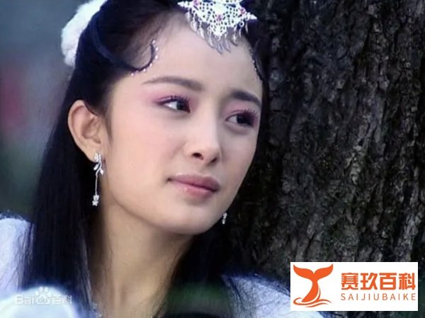 杨幂刘亦菲同框旧照引热议，片场同撑一把伞，满脸胶原蛋白好青涩