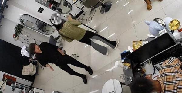 临沂女子理发店“亮证”最新后续：身份曝光，难怪敢如此嚣张
