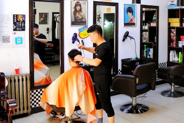 理发店充值卡里余额2.5万，继续用得再充2.5万，这算诈骗