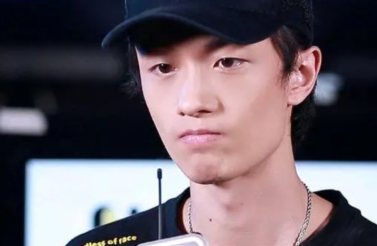 被女友曝光出轨后,陈令韬疑似留下遗书,孟美岐发文道歉