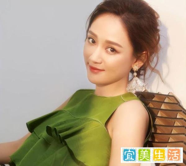 湾湾狗仔葛思齐又曝出大瓜，曝陈乔恩烟瘾严重，和镜头前判若两人