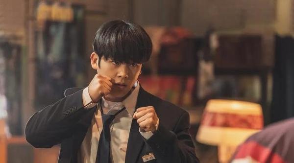 【30岁金度完穿校服毫无违和！冷面导师太带感】