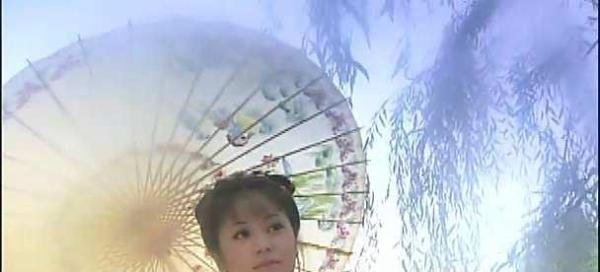 雨后荷花承恩露, 满城春色映朝阳。 大明湖上风光好, 泰岳峰高圣泽长。 这诗是新版还是旧版还珠中的