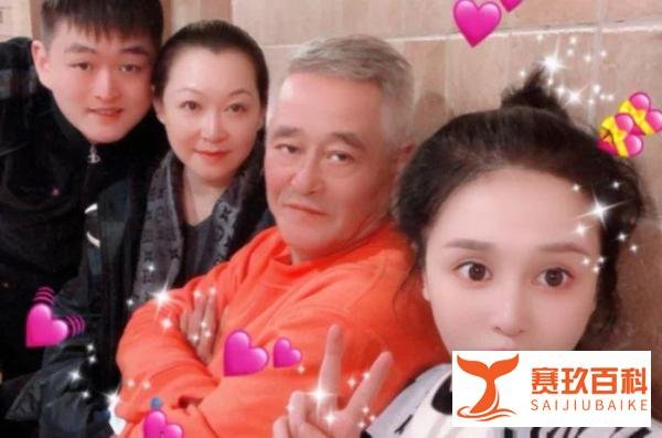 赵本山儿子吃盒饭抽10元烟 兄妹两种作风引网友热议