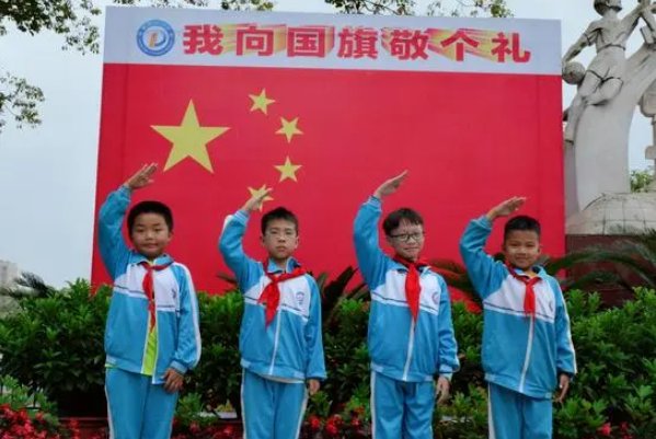 一年级小学生如何向国旗敬礼？