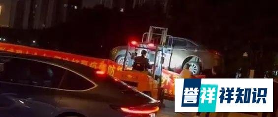 男子车位被占，怒喊叉车将车辆丢入河道，网友：“这是个狠人！”