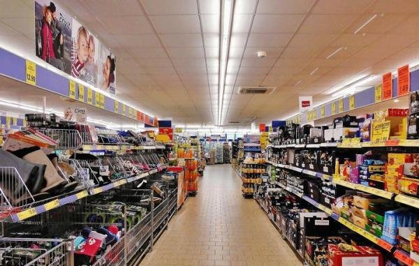 零售市场大洗牌！传统商超巨头在短短一年内竟亏损了高达49亿。全线溃败，胖东来能否拯救？