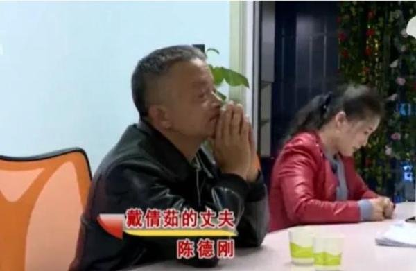 已婚男上司爱上小11岁女下属，26年后结婚，养大她的儿子后终被甩