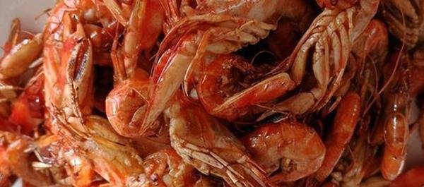 烟台海边出现大量泸沽虾 这是咋情况?
