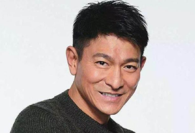 刘德华参加女儿毕业礼,与其他学生家长对比真老了,对此你怎么看?