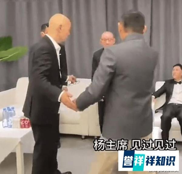 68岁陈道明拒绝与杨受成握手！葛优好心提醒，为人细心体贴有风度