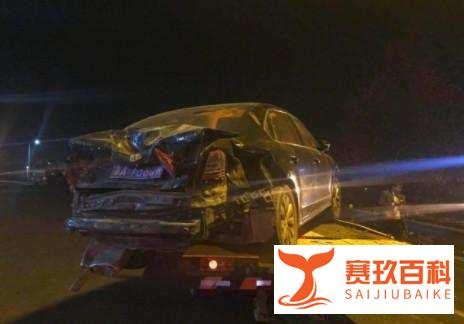 济南东高速大货车冲进车流11车相撞 已致1死6重伤
