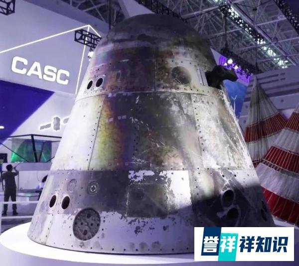 神16出舱,舱外服签名成限量版,3000万一件明年就扔,不带回地球