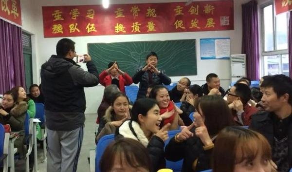 烟台开发区教师被传降薪,为何这次家长都不支持老师,只因他们罢课