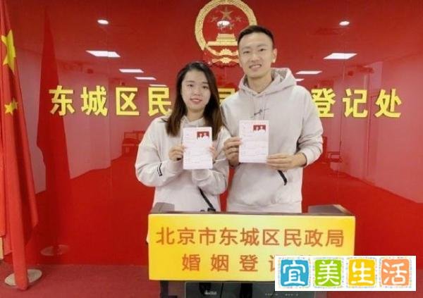 羽毛球奥运冠军宣布婚讯却遭冷遇！妻子是前女友闺蜜，劈腿或实锤