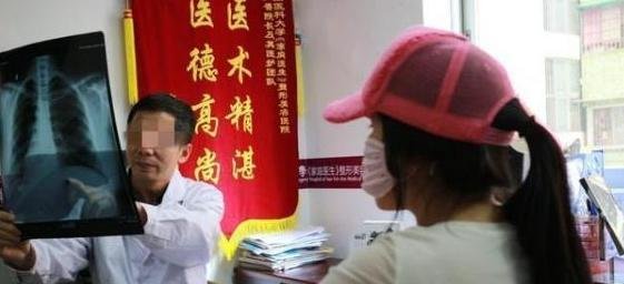4年前，那个整容上瘾，花400万在脸上整容的红粉宝宝，现在怎样了
