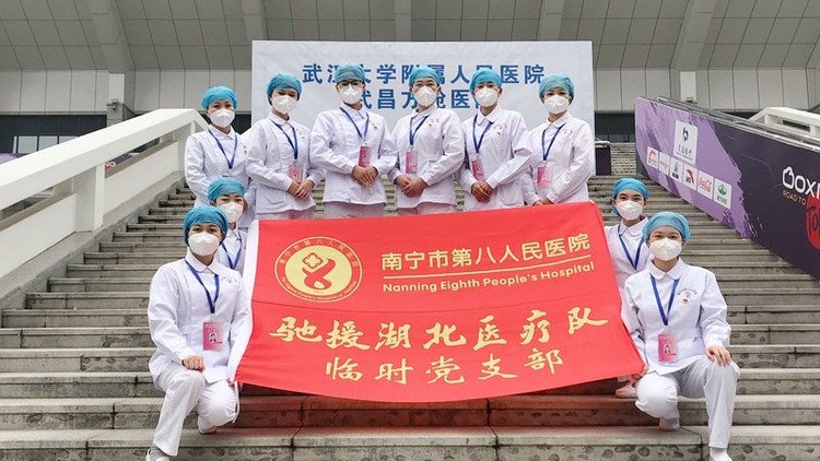 防疫员隔空跪拜去世亲人，曾递交申请主动请缨，他身上有着怎样的担当？