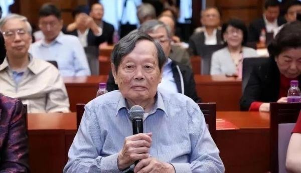 101岁杨振宁罕见露面，获港大博士学位，曾被曝病危谣言不攻自破