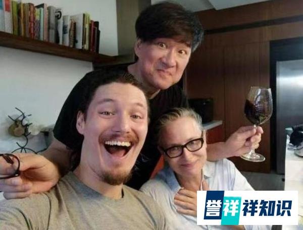周华健全家福被曝光,跟儿子看起来像兄弟,外国妻子让人意外