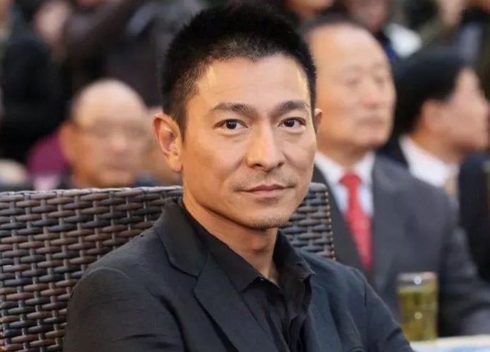 刘德华参加女儿毕业礼,与其他学生家长对比真老了,对此你怎么看?