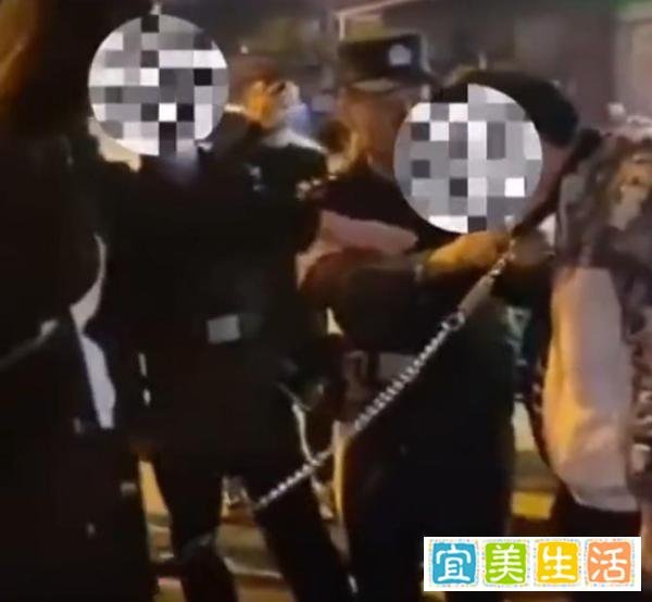 女孩牵着男友上街，男友趴在地上走引起民警注意，女孩：这是家事