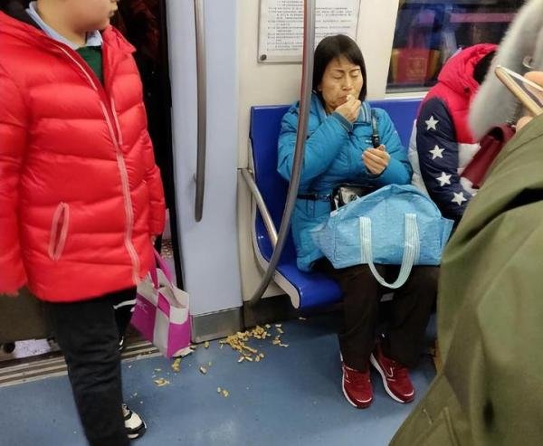武汉地铁上3名外籍男子横卧霸占整排座位 网友:洋垃圾