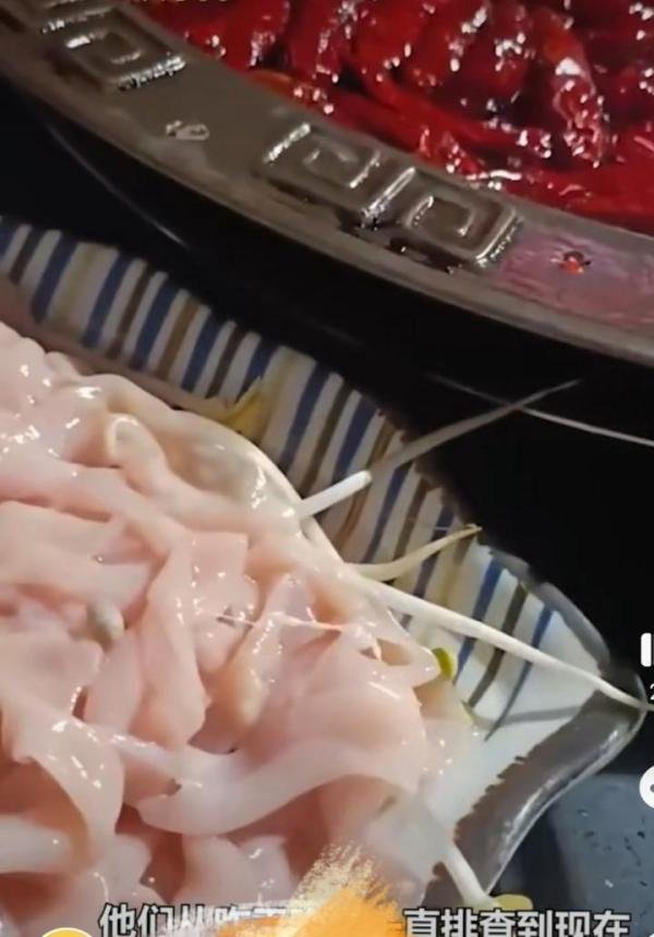 重庆，一网友自爆吃火锅吃出老鼠尾巴，老板：一直在排查也已报警