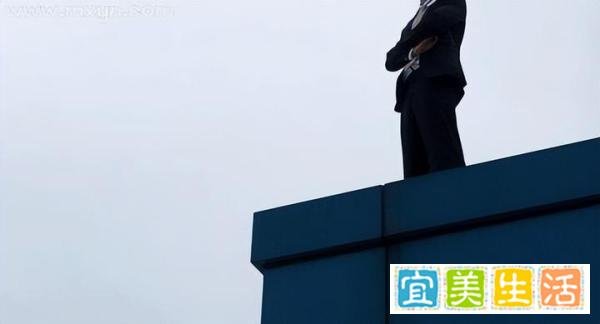 女子坠亡前有人起哄:不跳看不起你,家属要求追究起哄者责任!