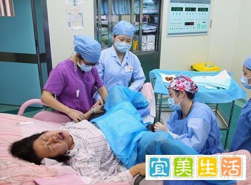 郭碧婷生产照曝光，向佐贴心陪伴，生下千亿女儿顺产还是剖宫产