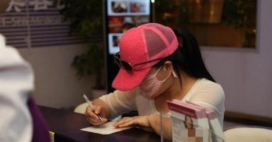 4年前，那个整容上瘾，花400万在脸上整容的红粉宝宝，现在怎样了