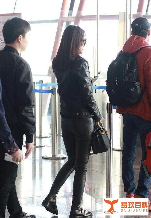 马蓉进军娱乐圈欲重操旧业? 一身黑装高调现身, 为何被近距离跟拍