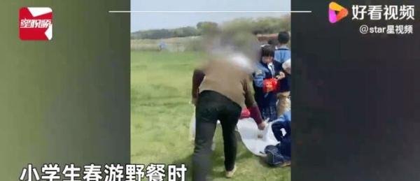 大妈以收垃圾为由拿走孩子零食 这是咋情况？